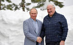 Sochi (Russian Federation), 22/02/2021.- Russian President Vladimir Putin (L) shakes hands with Belarus President Alexander Lukashenko (R) during their meeting in the Black sea resort of Sochi, Russia, 22 February 2021. (Bielorrusia, Rusia) EFE/EPA/ALEXEI DRUZHININ / SPUTNIK / KREMLIN / POOL MANDATORY CREDIT