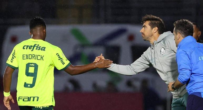 Endrick era tratado como uma grande estrela na base. Com Abel é reserva. E não pode reclamar