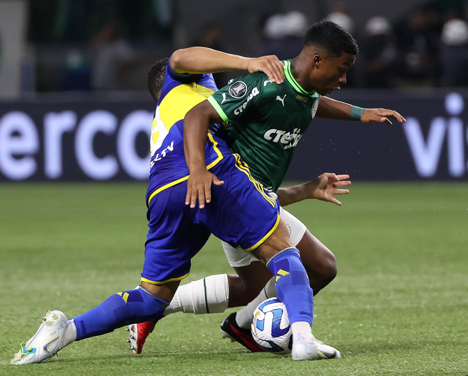 Endrick, 17 anos. Jogador com grande potencial. Faltaram companheiros vividos, talentosos ao seu lado