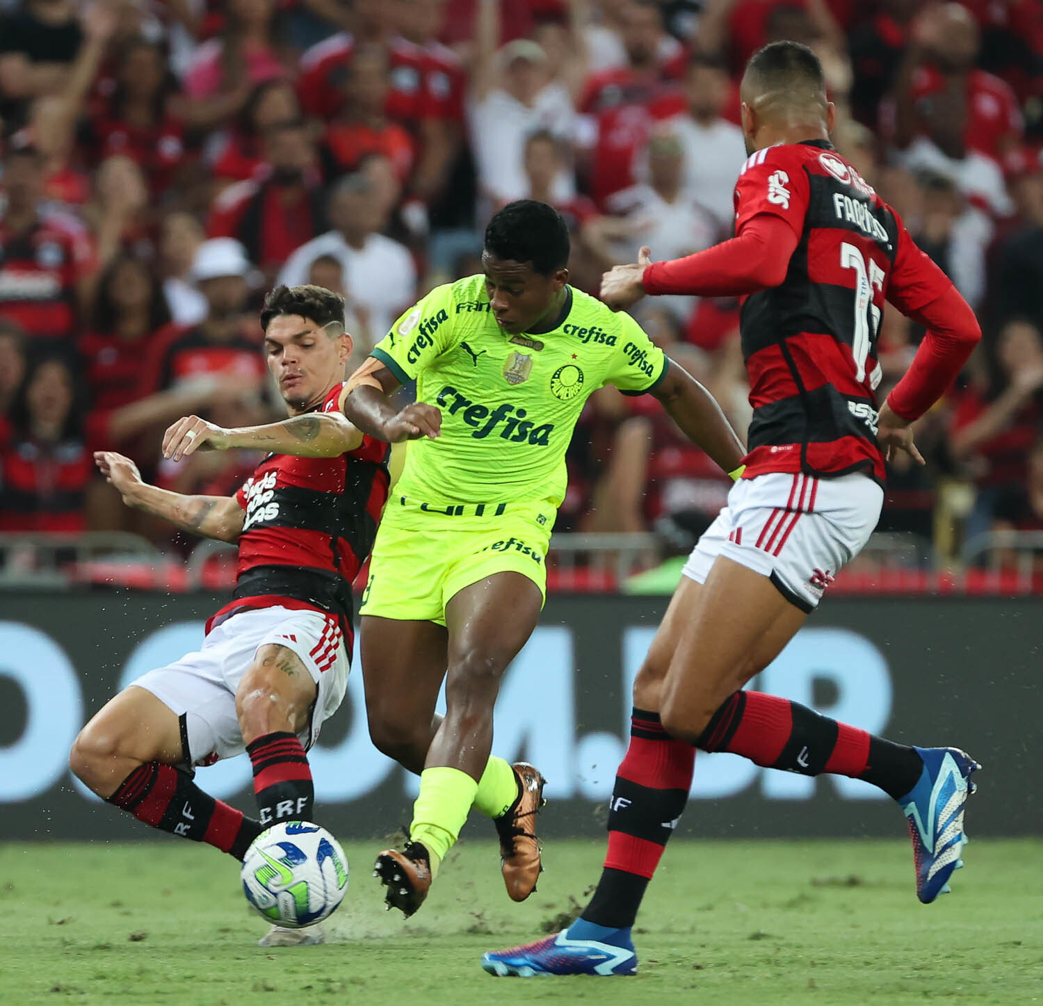 Em vários momentos da partida, Endrick brigou sozinho contra a defesa do Flamengo. Descontrole tático