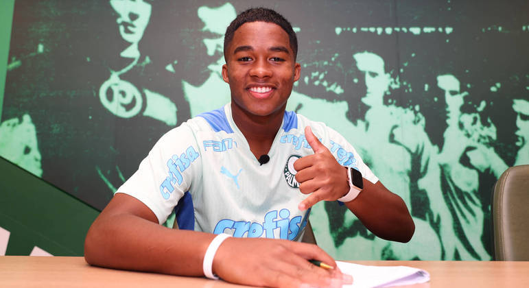 Endrick assinando contrato profissional com o Palmeiras