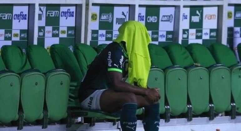 Endrick esconde o rosto com colete para chorar. Jogador não rende por ser sacrificado por Abel Ferreira