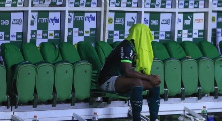 Substituído na vitória contra o Bragantino, o jovem de 16 anos chorou no banco após não marcar