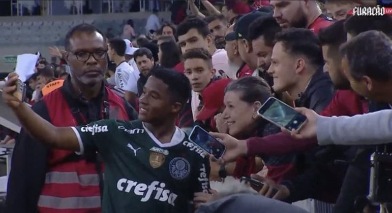 Torcedores do Athletico pediram selfie com Endrick após a vitória do Palmeiras. Ídolo nacional