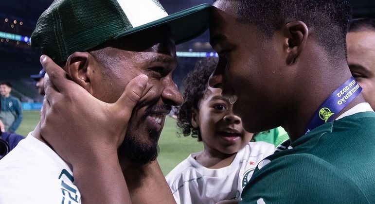 Endrick comemora o Brasileiro com seu orgulhoso pai, Douglas. A volta, por cima, a Brasília