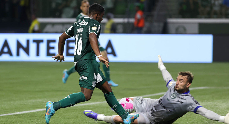 Endrick finaliza durante a goleada do Palmeiras sobre o Coritiba pelo Brasileirão no Allianz