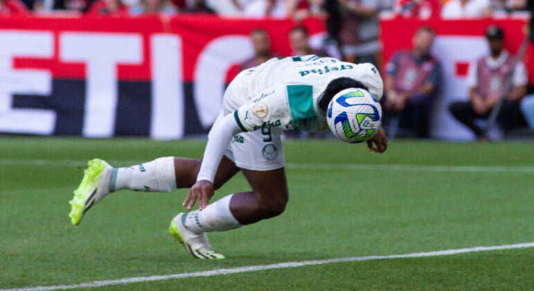 Endrick cabeceia para marcar o gol do Palmeiras contra o Athletico-PR pelo Brasileirão
