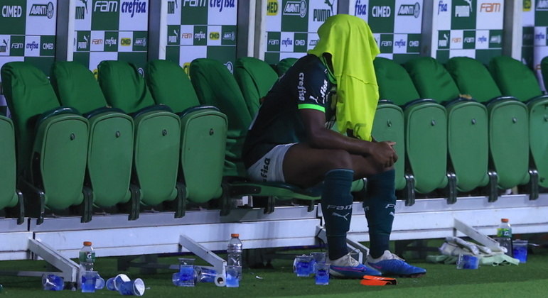 Endrick sai frustrado do jogo por não fazer gol e esconde o rosto no banco