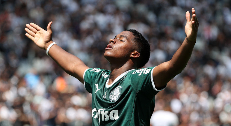 Endrick comemora gol do título do Palmeiras anotado diante do Corinthians por torneio sub-20