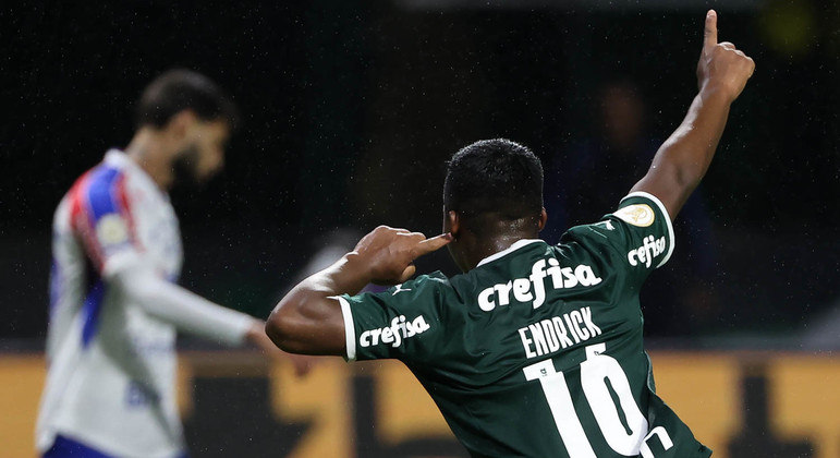 Endrick comemora o gol marcado na goleada do Palmeiras sobre o Fortaleza no Allianz Parque
