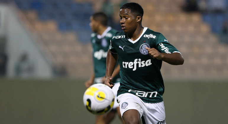 Endrick domina a bola durante Palmeiras e Atlético-MG pela Copa do Brasil sub-17 em 2022
