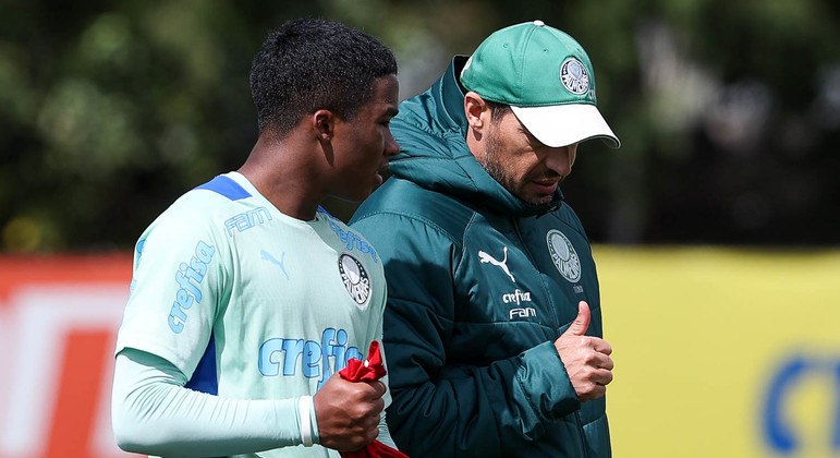 Endrick e Abel Ferreira conversam durante treino do Palmeiras na Academia de Futebol
