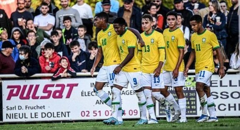 Luis Guilherme e Endrick (à esquerda) comemoram gol do Brasil sub-17 no torneio de Montaigu