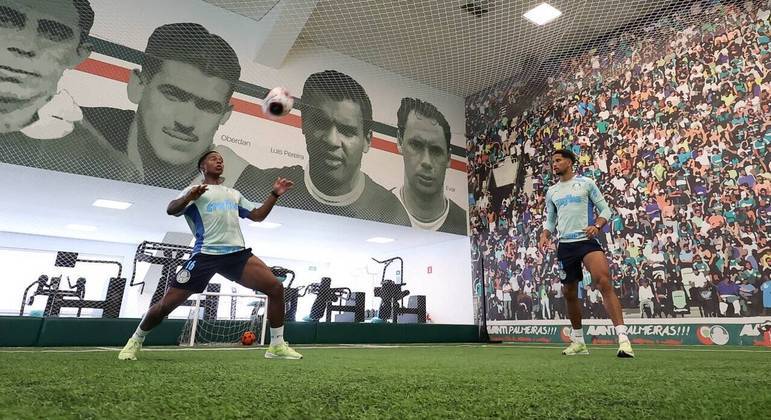 Endrick e Murilo jogam futevôlei durante treino do Palmeiras