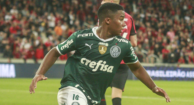 Endrick comemora o primeiro gol marcado no profissional do Palmeiras