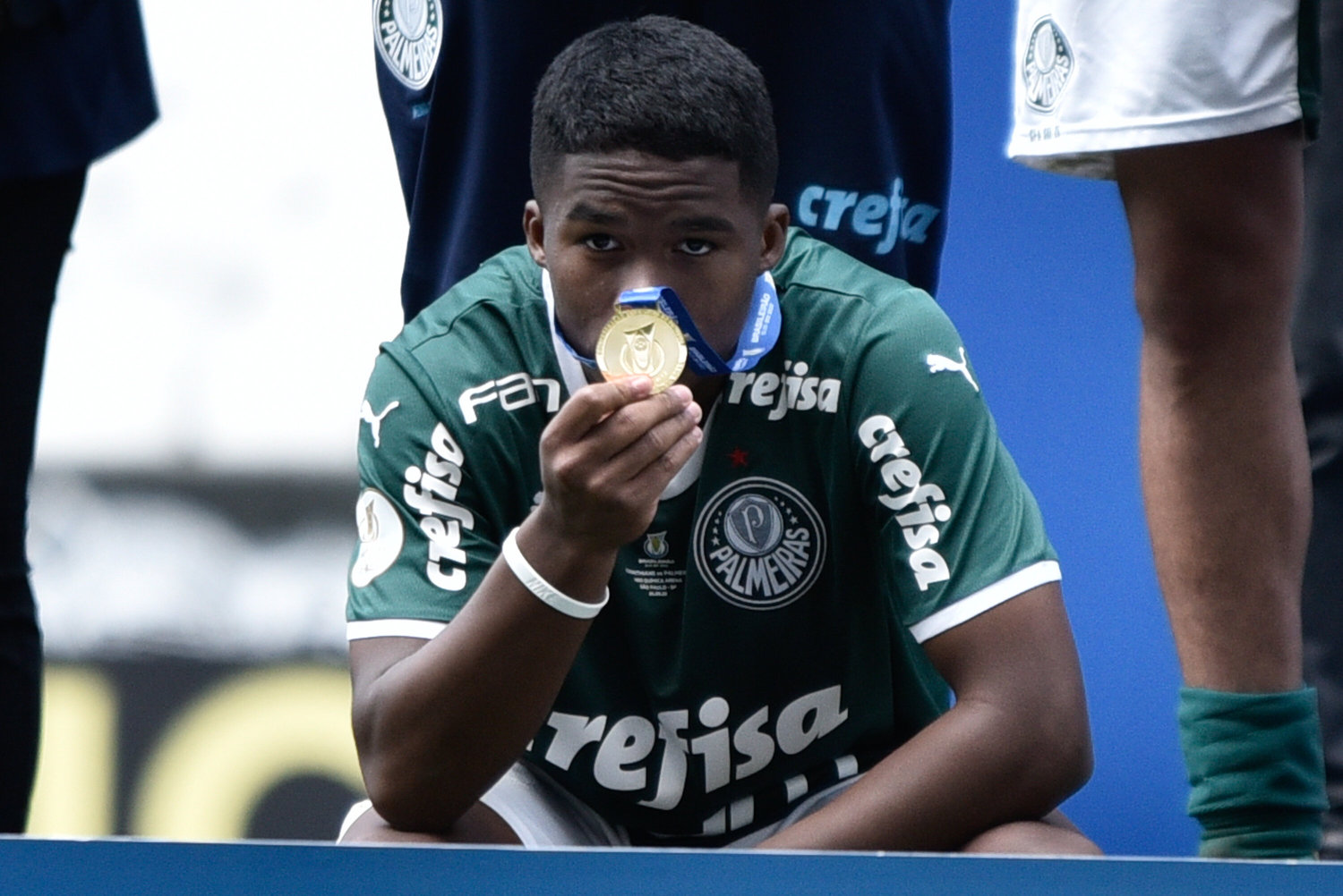 Talles Magno recebe medalha de campeão mundial Sub-17 na sede da