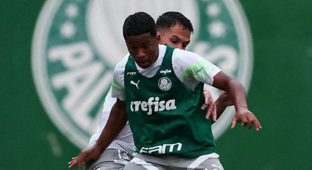 Endrick durante treino do Palmeiras
