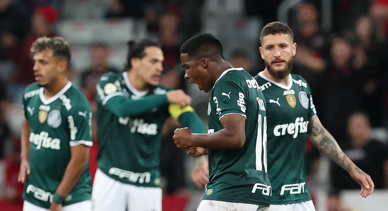 Endrick comemora o gol marcado no duelo entre Palmeiras e Athletico-PR em Curitiba