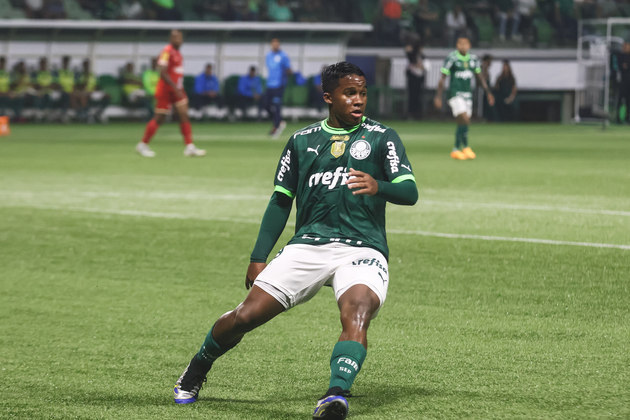 Apesar de ter atuado em apenas seis partidas do campeonato, Endrick, do Palmeiras, foi eleito a revelação do Brasileirão de 2022. Mesmo com poucos minutos no profissional no ano passado, o desabrochar do jovem, os primeiros gols marcados pelo Alviverde e a alta expectativa posta sobre ele garantiram à joia o título de revelação. E neste ano, quem leva o prêmio?