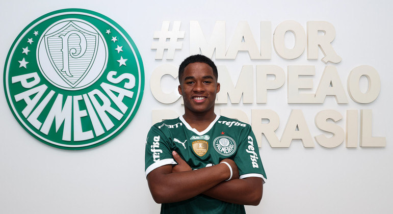 Endrick assinou na última quinta-feira (21) o primeiro contrato profissional pelo Palmeiras