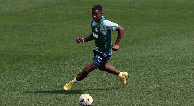 Endrick participa de treino na Academia de Futebol do Palmeiras visando a final do sub-20