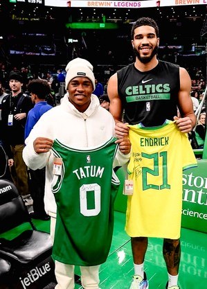 Endrick e Tatum trocaram camisas em jogo da NBA