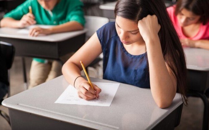 A menos de um mês do Enem (Exame Nacional do Ensino Médio), que neste ano acontece nos dias 5 e 12 de novembro, os mais de 3,9 milhões de inscritos têm altas expectativas para conquistar uma pontuação elevada e disputar vagas no ensino superior. Segundo Pedro Oscar Lorencini, coordenador pedagógico do Poliedro, os candidatos devem organizar sua rotina. 