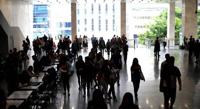 Movimentação de candidatos em colégio na avenida Paulista, em São Paulo