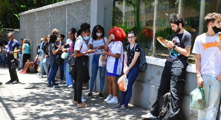 Fila de estudantes para fazer a prova do Enem 2022 no centro de São Paulo