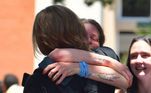 Mãe se despede do filho no portão antes da realização da prova do Enem