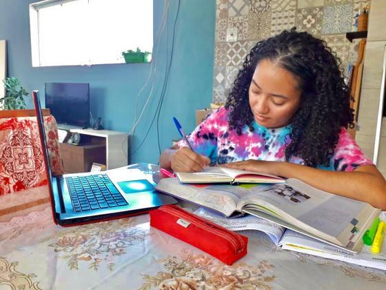 Jéssica Ferraz, estudando com o notebook que ela comprou com dinheiro de uma bolsa de pesquisa científica remunerada pela UMC 