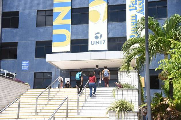 Outro item obrigatório é a caneta esferográfica de tinta preta fabricada em material transparente. Ela é necessária para preencher o cartão de respostas no Enem impresso e para escrever a redação tanto no Enem impresso quanto no Enem digital