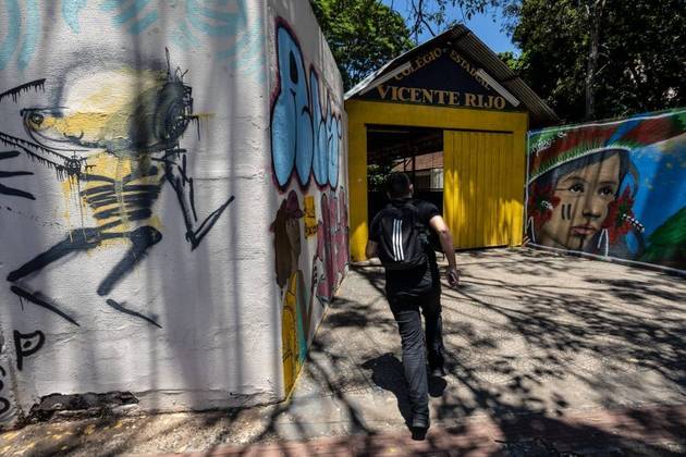 Como acontece em todos os anos, muitos alunos correram contra o tempo neste domingo para chegar a tempo de pegar os portões abertos e conseguir realizar a primeira etapa da prova. A foto acima foi tirada em Londrina, no Paraná
