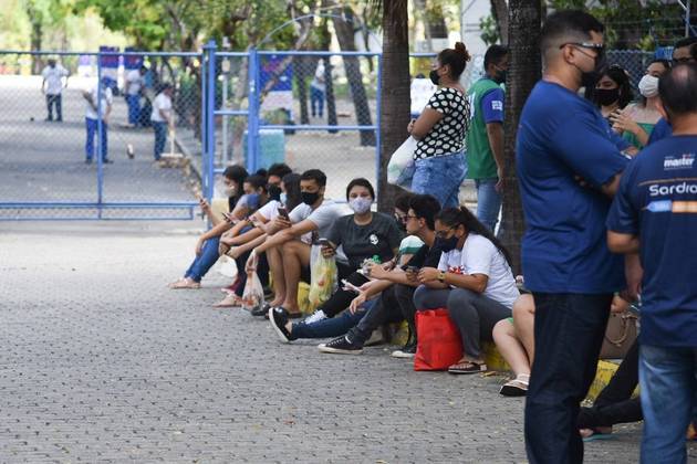 3. Tentar ou se comunicar verbalmente, por escrito ou por qualquer outra forma, com qualquer pessoa que não seja da equipe de aplicação