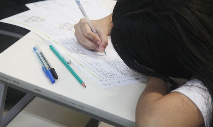 Competência 1: norma padrão da língua portuguesaRepresenta a capacidade do candidato de demonstrar
habilidade no uso formal da língua portuguesa na modalidade escrita. Portanto,
esse critério avalia os conhecimentos gramaticais aplicados à produção do
texto. Para alcançar a pontuação máxima nessa competência, é necessário
apresentar uma estrutura sintática excelente, permitindo-se no máximo dois
desvios gramaticais ou de convenção da escrita. São considerados desvios todos
os registros que não seguem a gramática padrão, tais como problemas de
concordância, regência, acentuação, crase ou pontuação. Para obter um bom
desempenho nessa competência, é importante estudar todas as regras gramaticais,
além de conhecer sua própria forma de escrita e identificar quais são os
desvios mais comuns que você pode cometerLEIA MAIS: Da branca à preta: professor cria estratégia de estudo que divide vestibulandos em faixas marciais