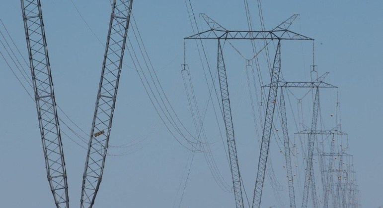 Senado aprova texto-base da MP que permite privatização da Eletrobras 