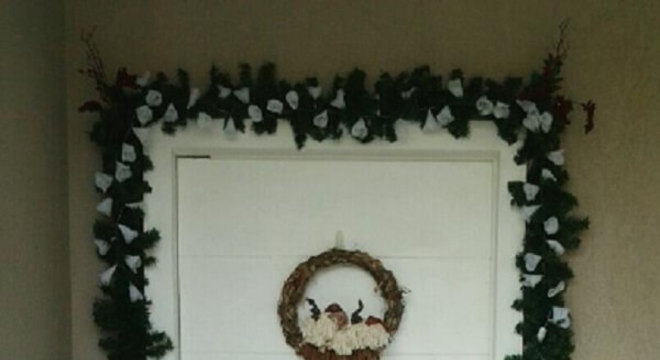 Enfeite de natal para porta com bonecos de pano