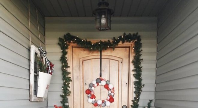 Enfeite de natal para porta com ramos e guirlanda de bolas