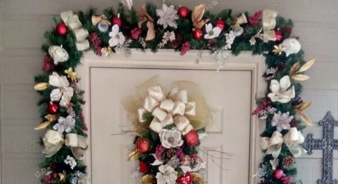 Enfeite de natal para porta elaborado segue todo o acabamento da parede