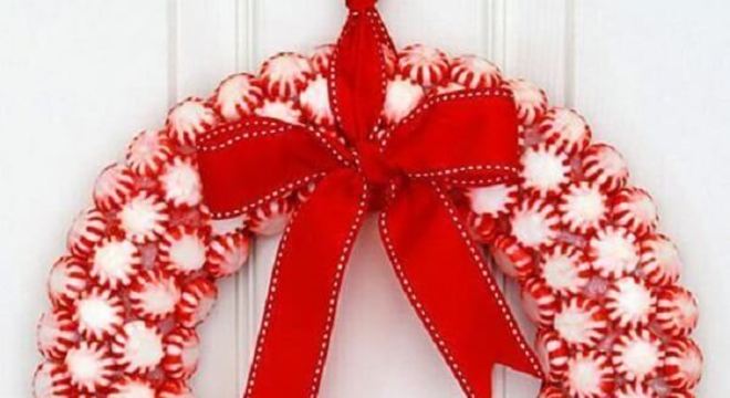 Enfeite de natal para porta em tom branco e vermelho