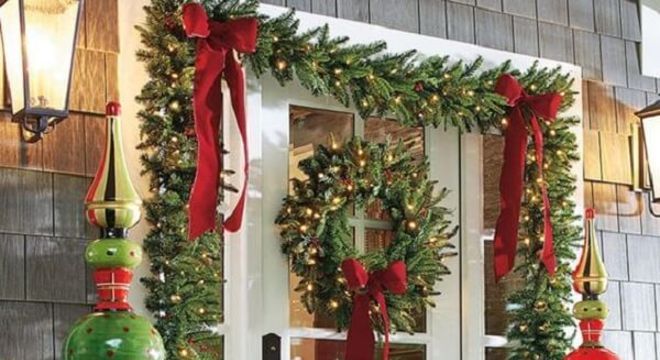 Enfeite de natal para porta encanta que passa na rua