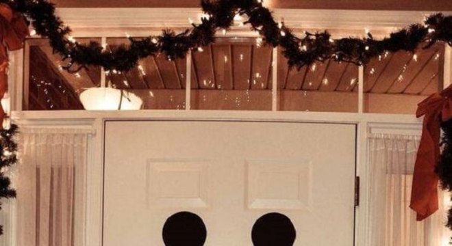 Enfeite de natal para porta feita com adesivo