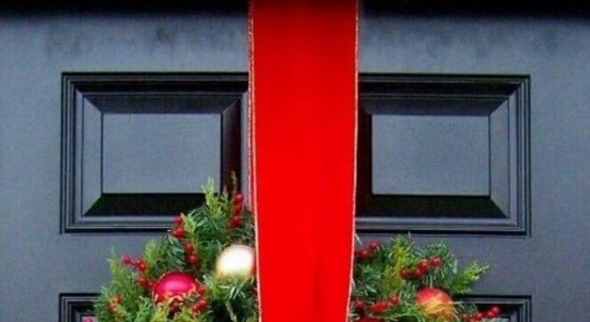 Enfeite de natal para porta feita ramos e bolas natalinas