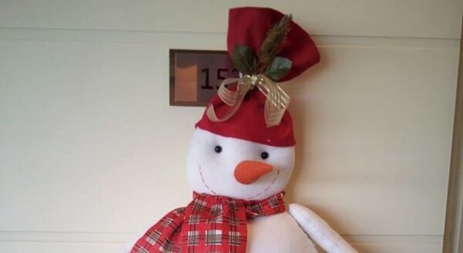 Enfeite de natal para porta feito boneco de neve