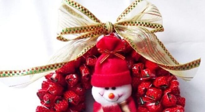 Enfeite de natal para porta feito com balas de morango