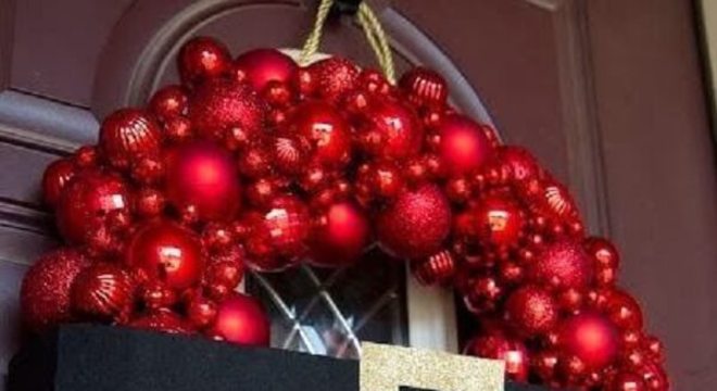 Enfeite de natal para porta feito com bolas vermelhas