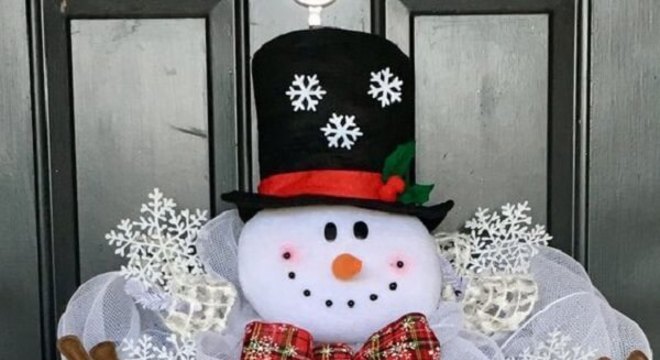 Enfeite de natal para porta feito com boneco de neve de feltro