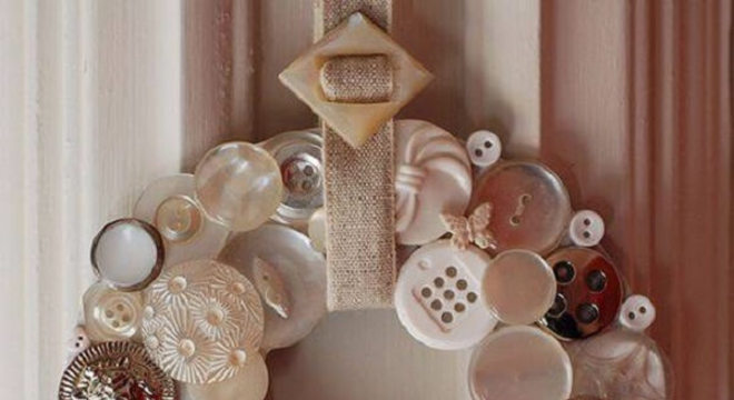 Enfeite de natal para porta feito com botões