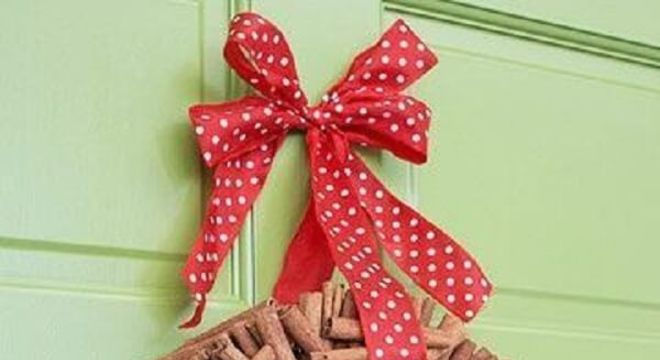 Enfeite de natal para porta feito com canela em pau