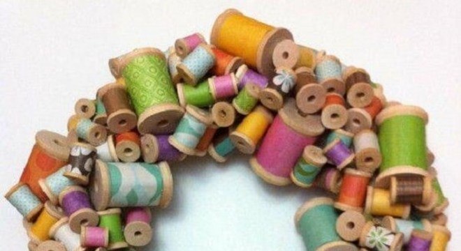 Enfeite de natal para porta feito com carretéis de linha